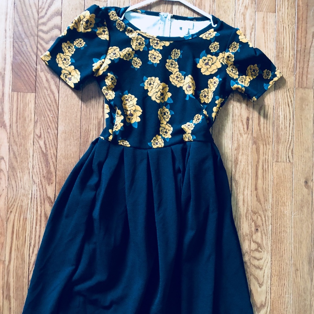 💛🖤 LulaRoe | Amelia Dress | Black + Gold Roses